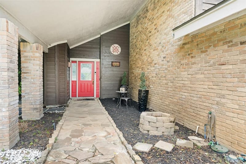 2512 Winding Hollow Lane, Arlington TX 76006 - Photo 2