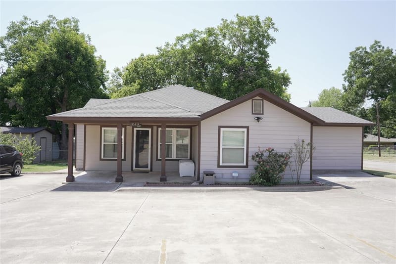 1813 Roberts Cut Off Road, River Oaks TX 76114