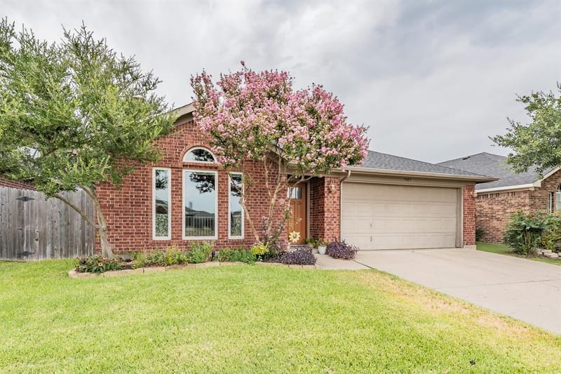 7403 Fossil Lake Drive, Arlington TX 76002 - Photo 2