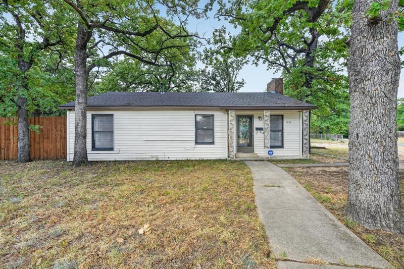 1629 Robinwood Drive, Fort Worth TX 76111