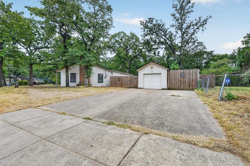 1629 Robinwood Drive, Fort Worth TX 76111 - Photo 29
