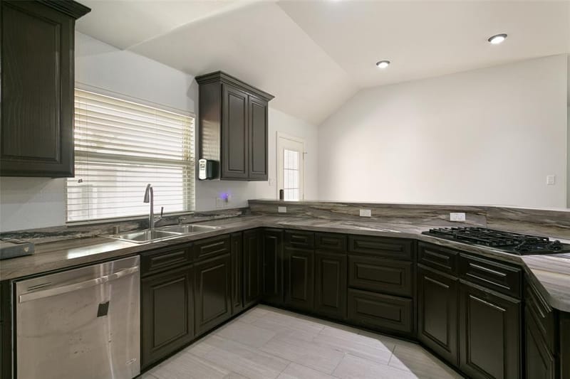 2124 Brentwood Lane, Carrollton TX 75006 - Photo 10