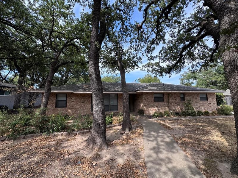 806 Sharpshire Street, Grand Prairie TX 75050 - Photo 2