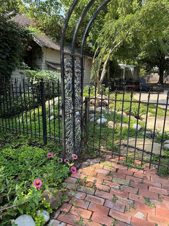 319 S Denton Street, Gainesville TX 76240 - Photo 22