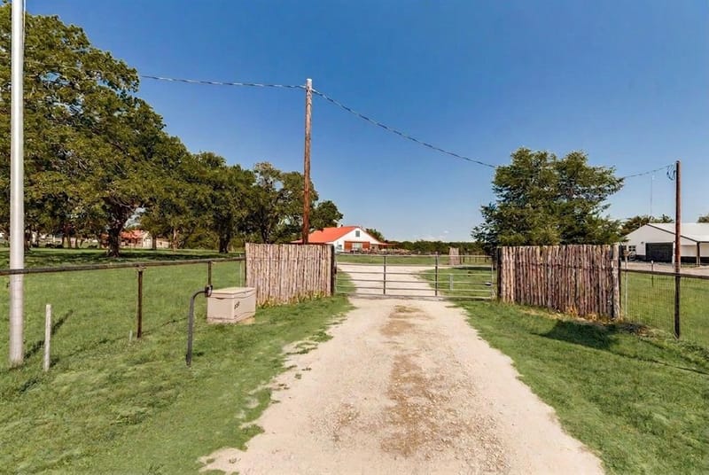 225 County Road 286, Collinsville TX 76233 - Photo 37
