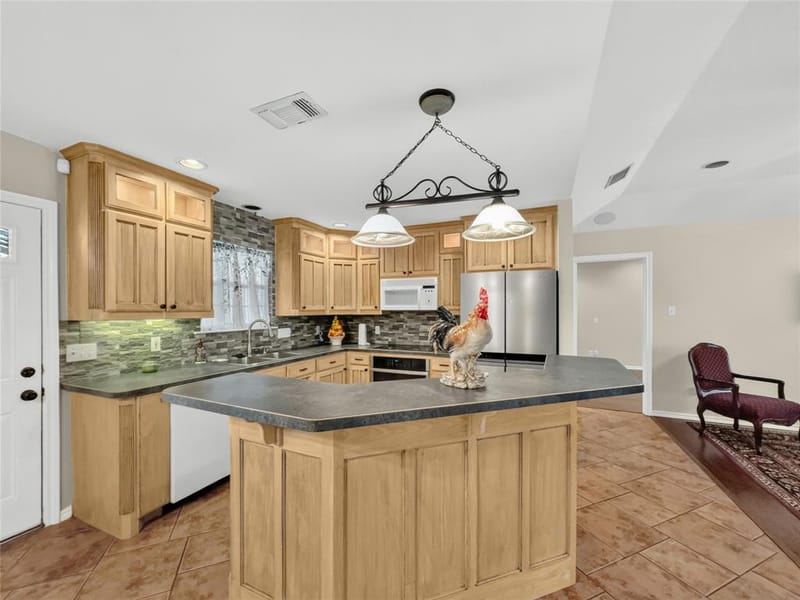 617 N Avenue D, Springtown TX 76082 - Photo 2