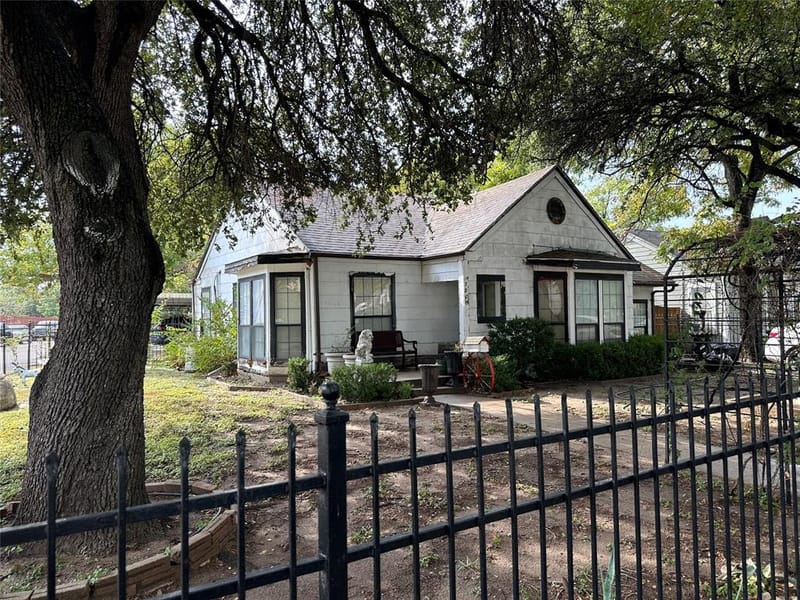 7805 Wanebe Drive, Dallas TX 75235