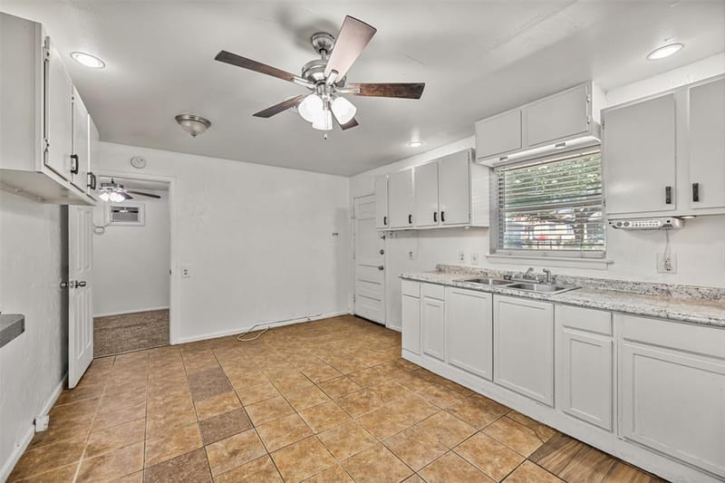 1017 E Spurgeon Street, Fort Worth TX 76115 - Photo 9