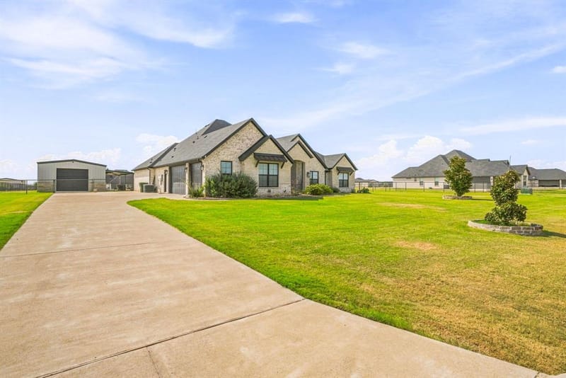 212 Buena Vista Drive, Godley TX 76044 - Photo 3