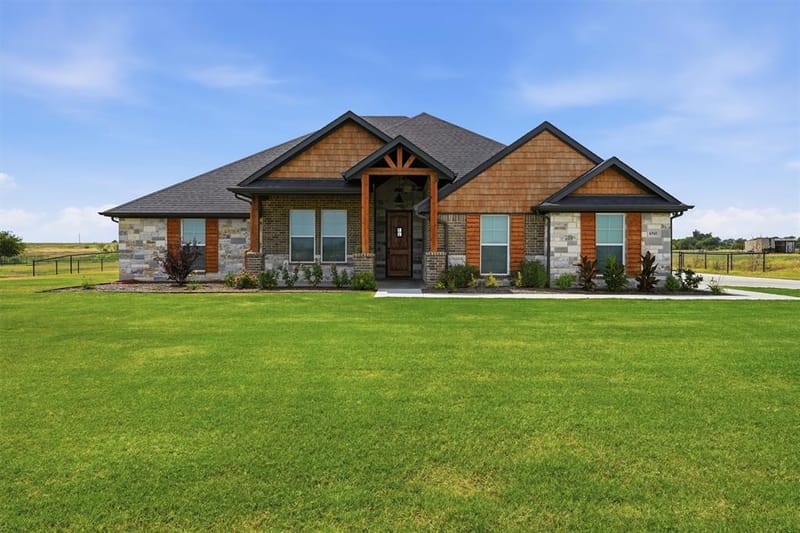 6941 Eagle Creek Drive, Godley TX 76044 - Photo 2