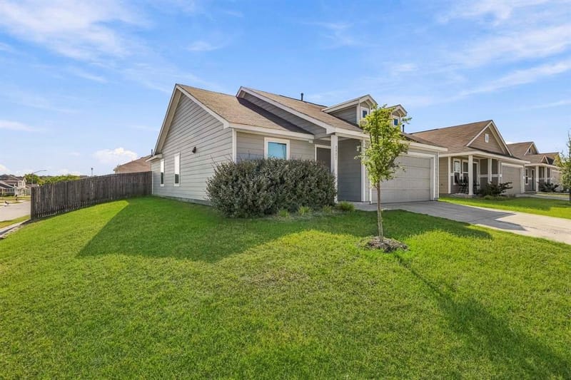 2901 Questa Street, Fort Worth TX 76119 - Photo 2