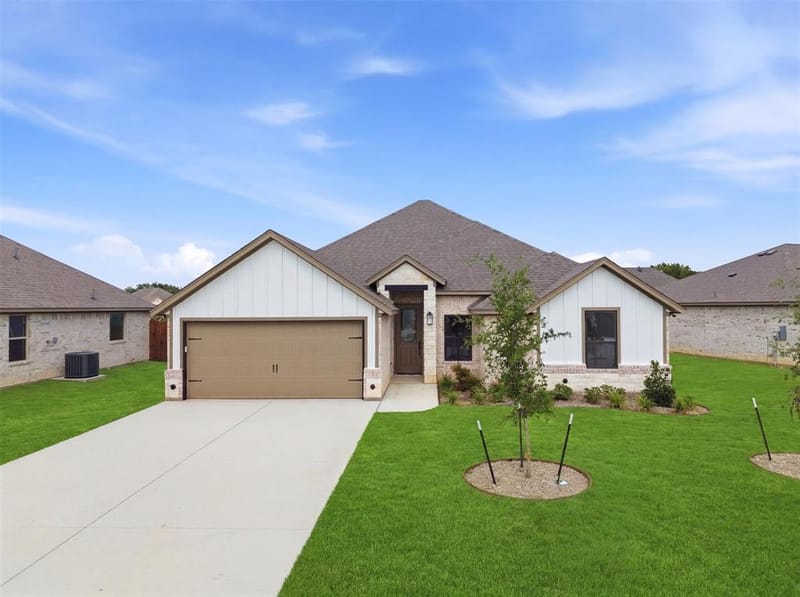 728 Raylan Street, Springtown TX 76082 - Photo 3