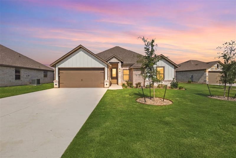 728 Raylan Street, Springtown TX 76082