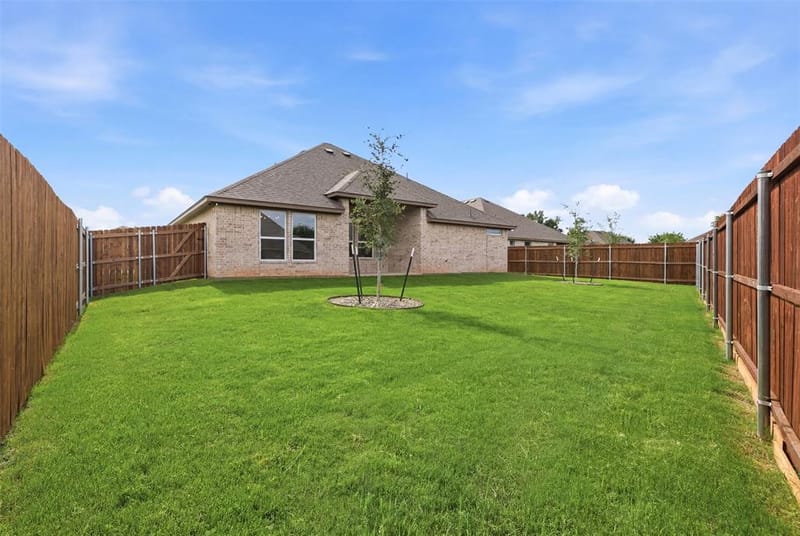 728 Raylan Street, Springtown TX 76082 - Photo 37