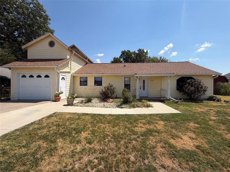 805 S 3rd Street, Grandview TX 76050 - Photo 2