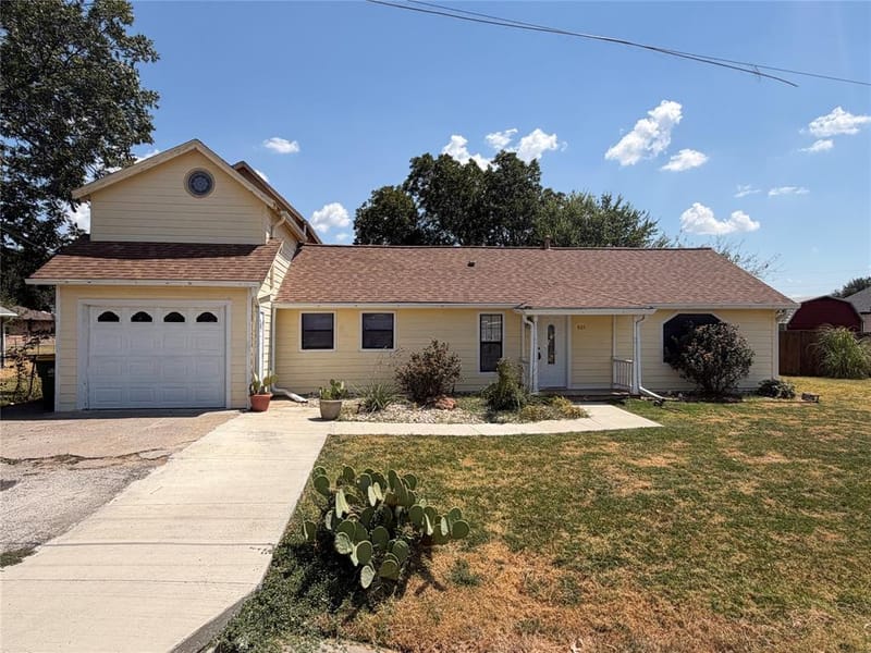 805 S 3rd Street, Grandview TX 76050