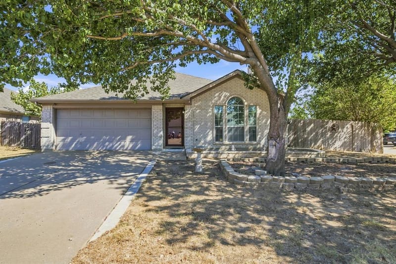 1300 Meadowbrook Lane, Crowley TX 76036