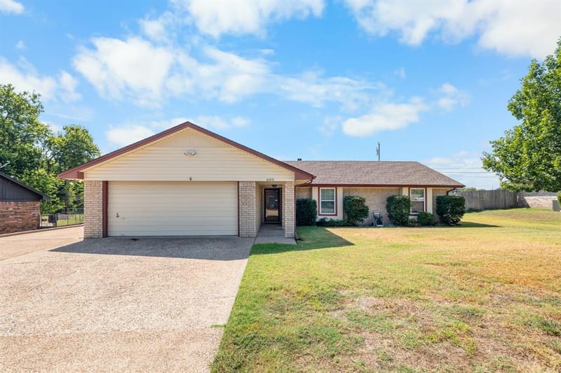 605 Angel Fire Drive, Hewitt TX 76643 - Photo 2