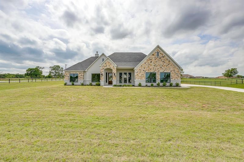 1001 Magnolia Court, Springtown TX 76082 - Photo 2