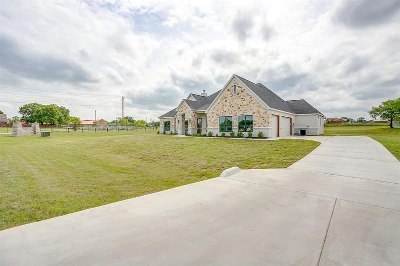 1001 Magnolia Court, Springtown TX 76082 - Photo 3