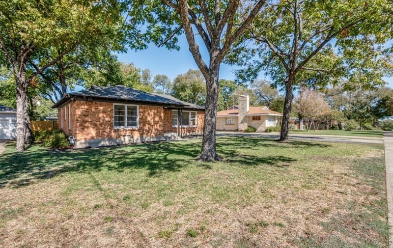 2433 Southwood Drive, Dallas TX 75233 - Photo 2