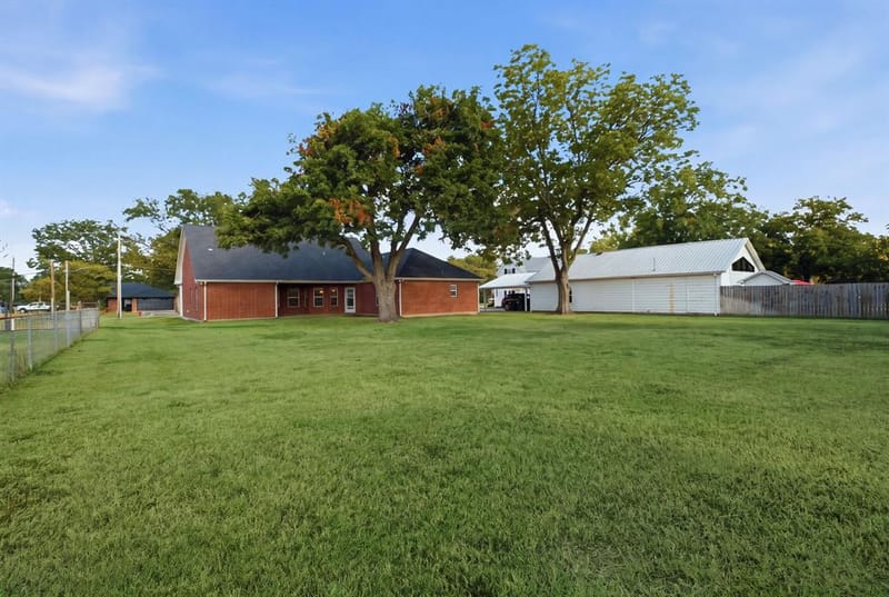 400 S College Street, Pilot Point TX 76258 - Photo 22