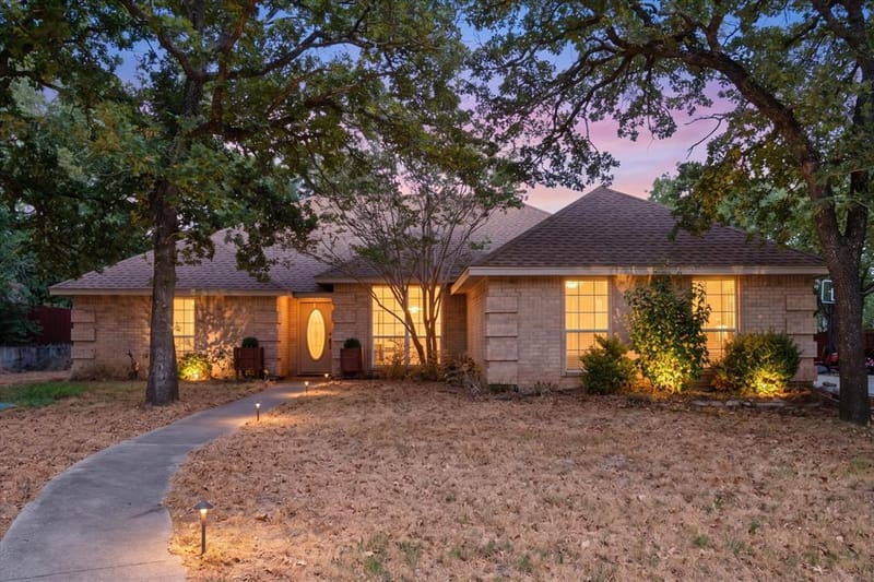 512 Shady Oaks Trail, Burleson TX 76028
