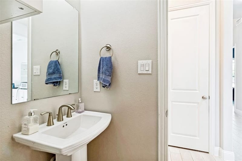 12679 Royal Oaks Lane, Farmers Branch TX 75234 - Photo 20