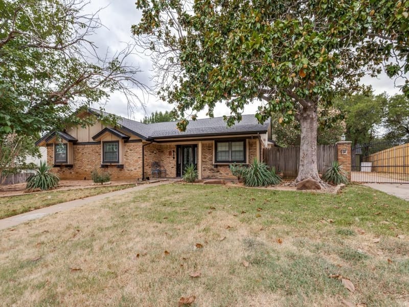 618 Brent Drive, Arlington TX 76012 - Photo 2