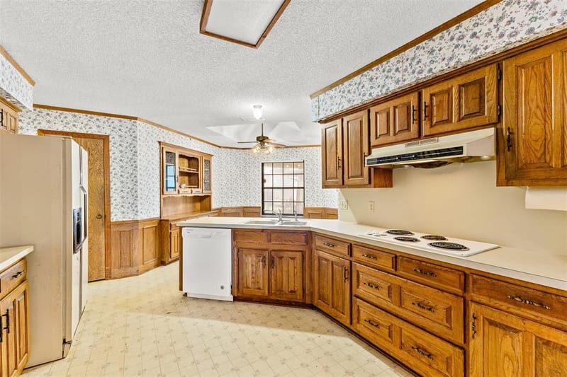 4405 Kingswick Drive, Arlington TX 76016 - Photo 7