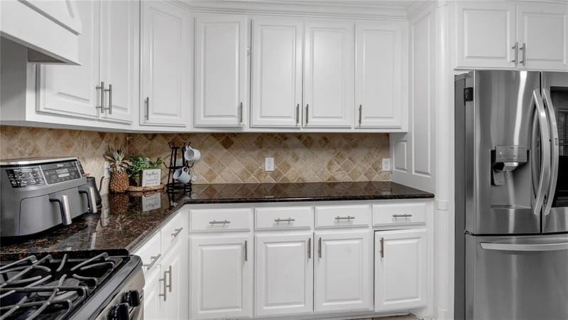 813 Beacon Hill Drive, Irving TX 75061 - Photo 6