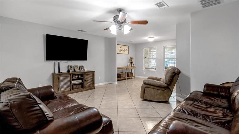 813 Beacon Hill Drive, Irving TX 75061 - Photo 3