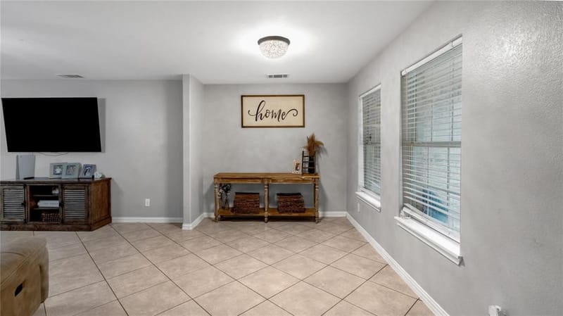 813 Beacon Hill Drive, Irving TX 75061 - Photo 4