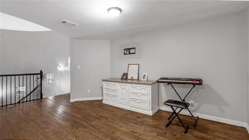 813 Beacon Hill Drive, Irving TX 75061 - Photo 8