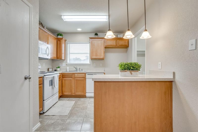 549 Bretts Way, Burleson TX 76028 - Photo 16
