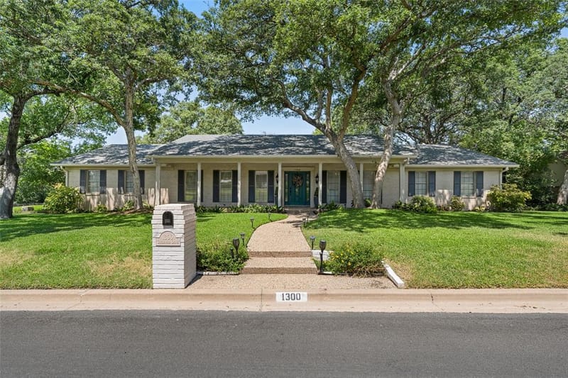 1300 Circlewood Drive, Woodway TX 76712