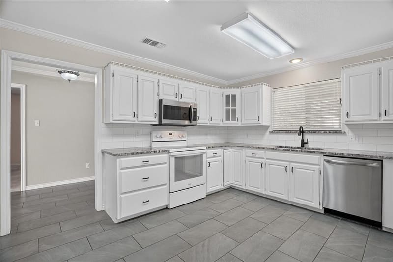 215 Mistletoe Lane, Keene TX 76059 - Photo 11