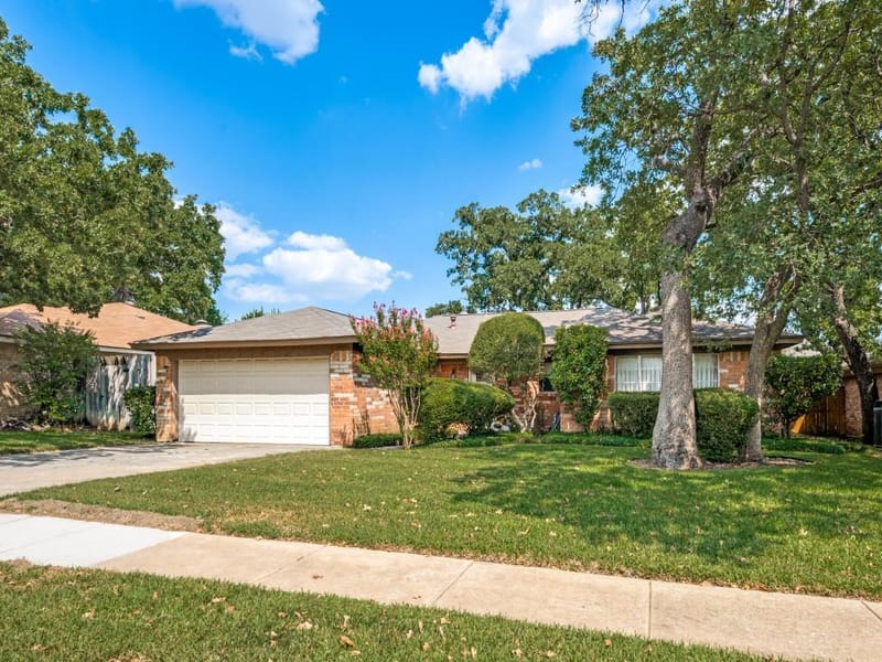 2728 Meadow Green, Bedford TX 76021
