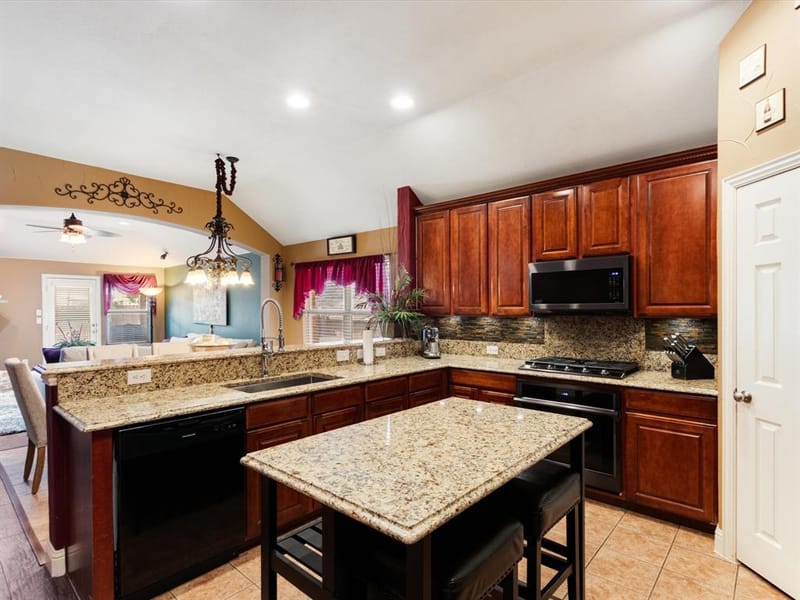 2703 Cove Drive, Grand Prairie TX 75054 - Photo 7