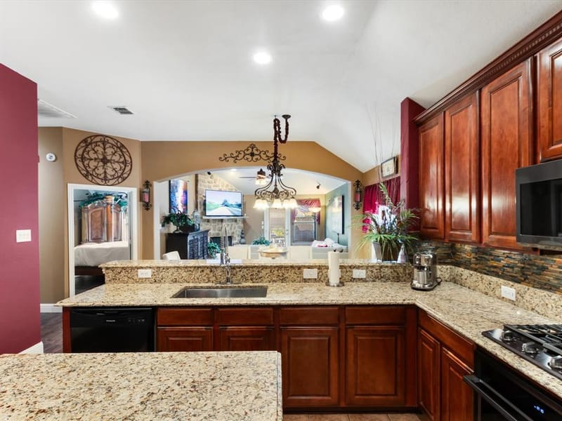 2703 Cove Drive, Grand Prairie TX 75054 - Photo 10