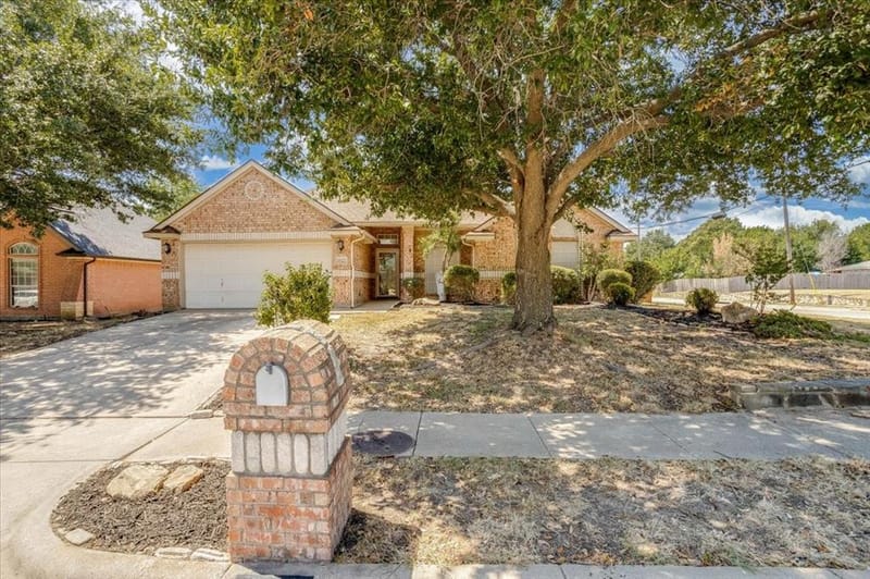 1025 Jessica Drive, Burleson TX 76028