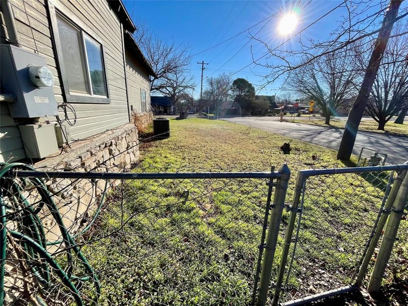 209 N Bowie Street, Jacksboro TX 76458 - Photo 23