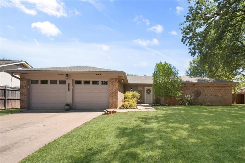 2709 Burnwood Court, Arlington TX 76016 - Photo 2