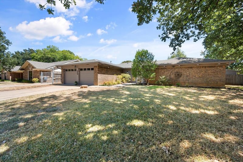 2709 Burnwood Court, Arlington TX 76016 - Photo 3