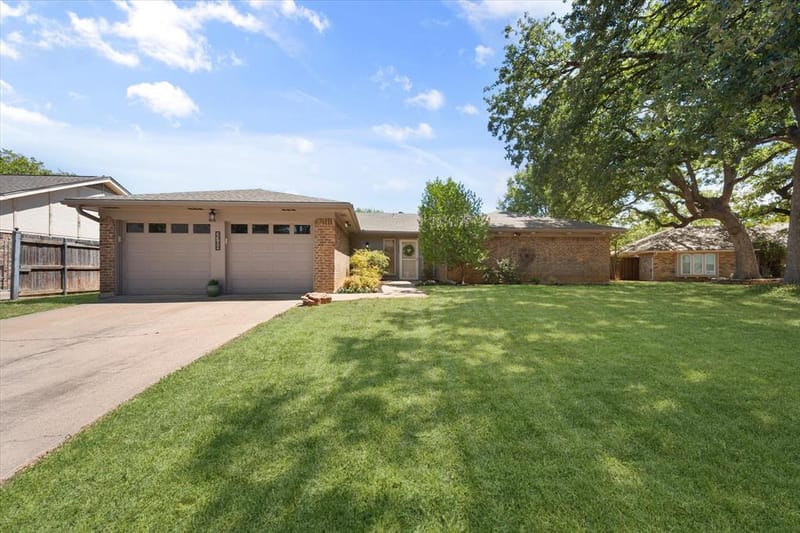 2709 Burnwood Court, Arlington TX 76016