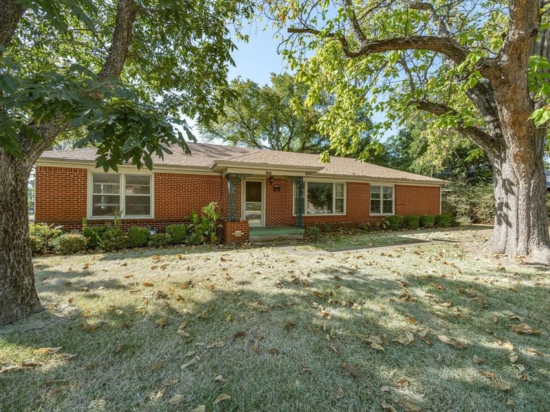 1003 E Milam Street, Ennis TX 75119 - Photo 2
