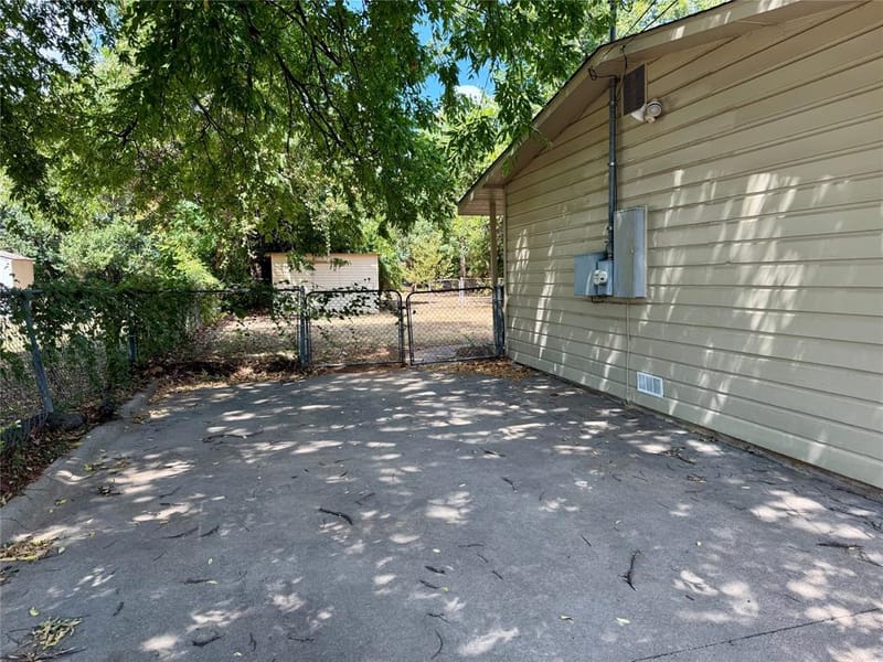 1013 Wilshire Boulevard, Arlington TX 76012 - Photo 3