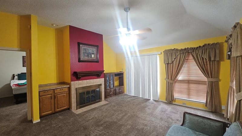 827 Quail Brook Drive, Arlington TX 76001 - Photo 2