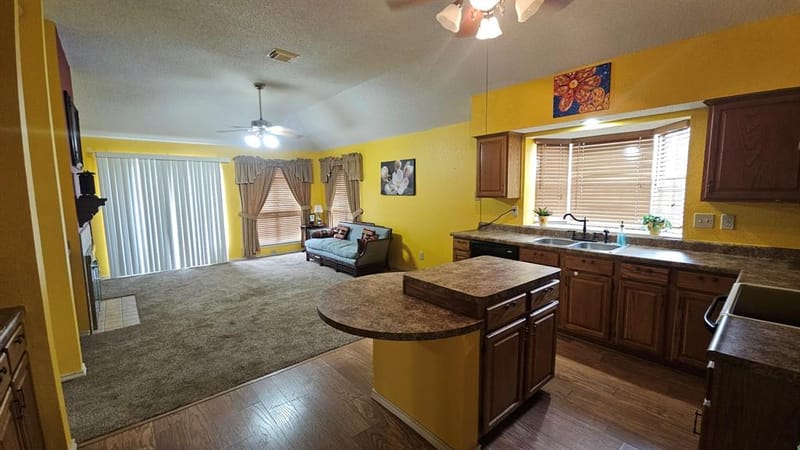 827 Quail Brook Drive, Arlington TX 76001 - Photo 13