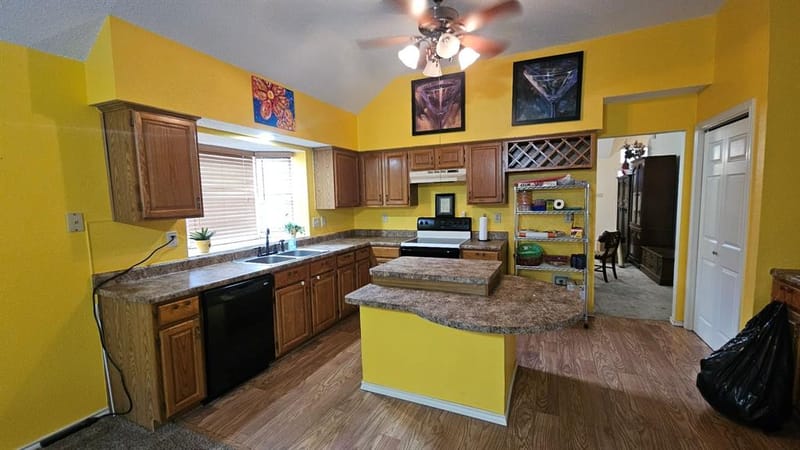 827 Quail Brook Drive, Arlington TX 76001 - Photo 12